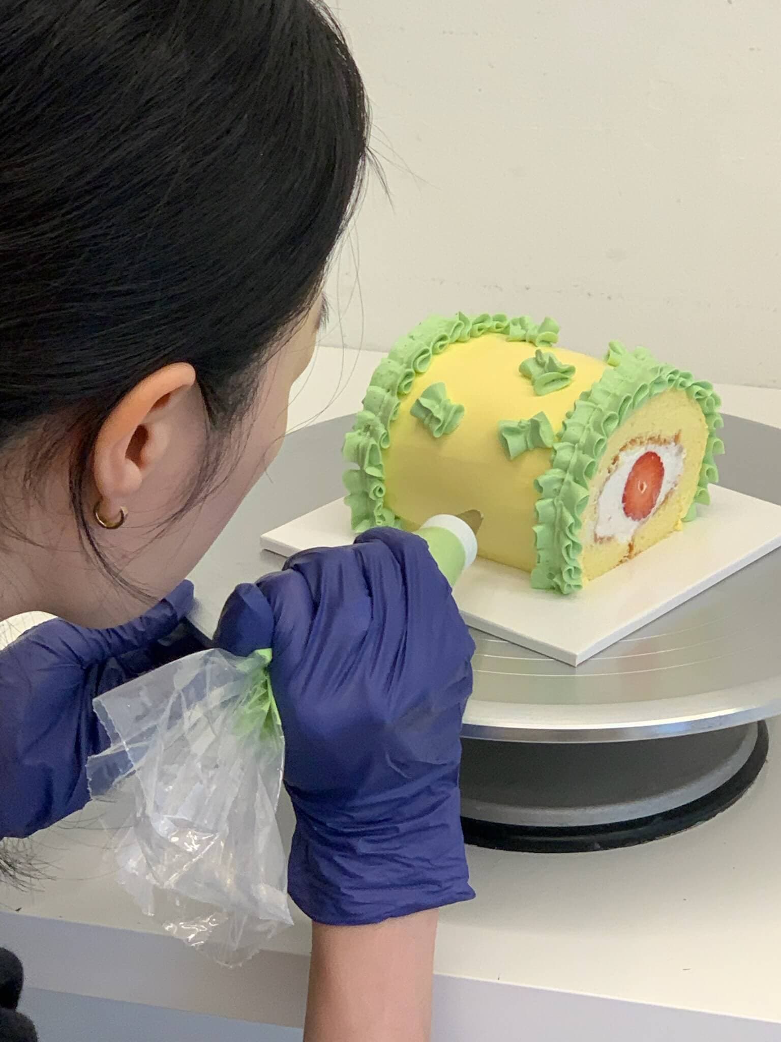 Cake decorating class South London — piping ruffles on a Swiss roll cake