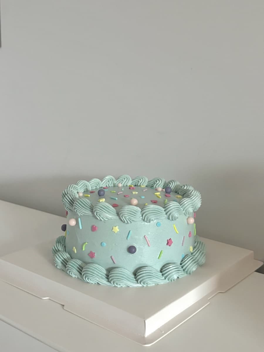 Mint confetti with scalloped shell border