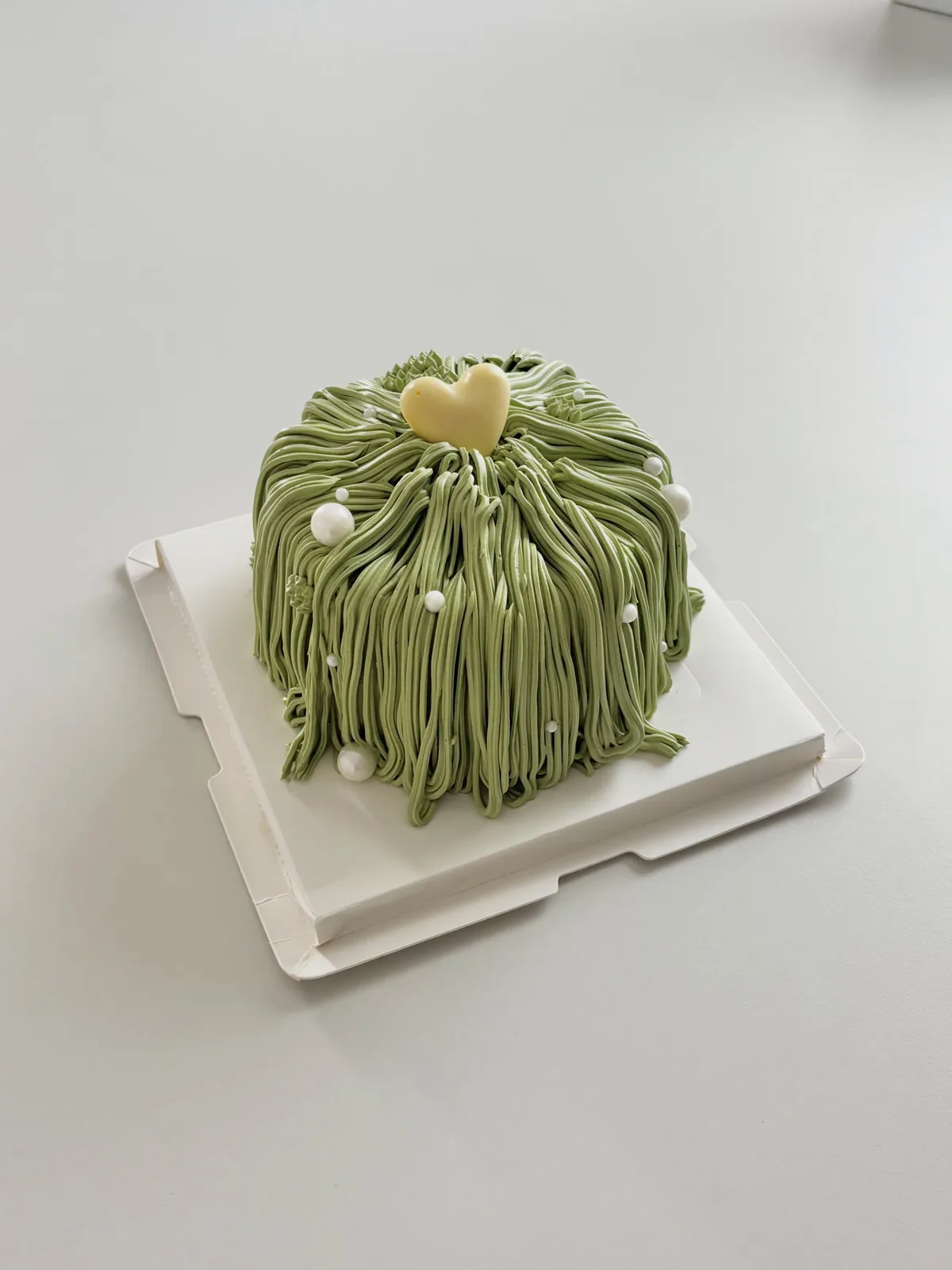 Olive green piped strand cake with gold heart, Korean-inspired custom cake handmade in Streatham, London