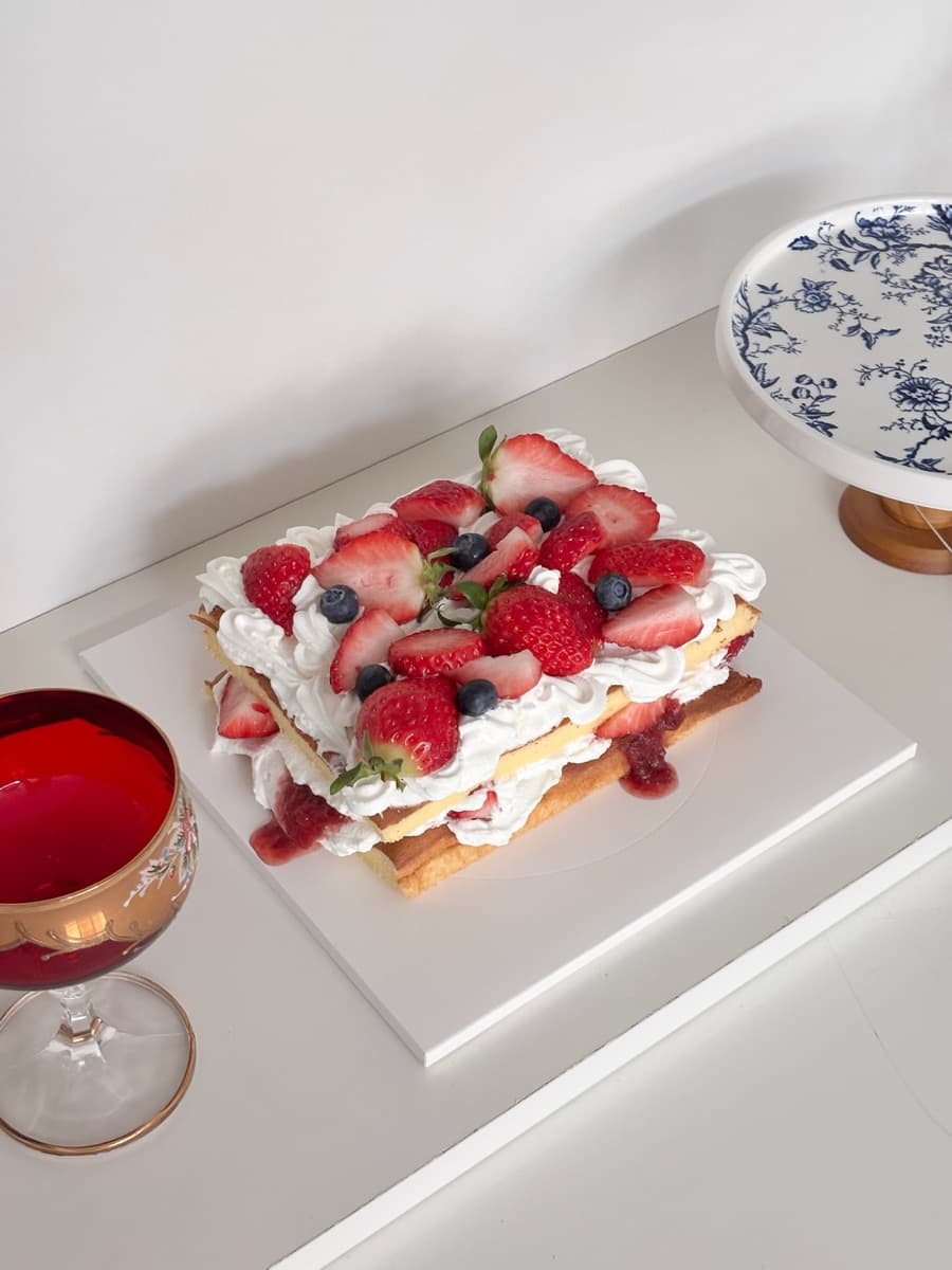 Fresh strawberry & blueberry sponge sheet